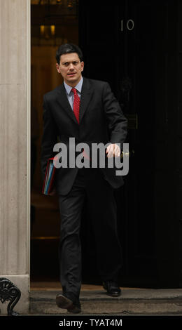 David Miliband, der Außenminister, Blätter Nr. 10 Downing St. nach der wöchentlichen Kabinettssitzung am 5. Mai in London 2009. Premierminister Gordon Brown's Führung ist unter Druck nach einer Reihe von Undichtigkeiten von anderen Minister. (UPI Foto/Hugo Philpott) Stockfoto