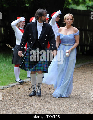 Britische Autorin JK Rowling und Ehemann Michael Murray nehmen an der 'Raissa Gorbatschow Foundation Party' in Hampton Court Palace in London am 6. Juni 2009. (UPI Foto/Rune Hellestad) Stockfoto