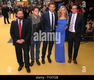 Amerikanische Schauspieler Zach Galifianakis, Justin Bartha, Bradley Cooper, Heather Graham, Ed Helms an der Premiere von 'Kater' im Empire, Leicester Square in London am 10. Juni 2009. (UPI Foto/Rune Hellestad) Stockfoto