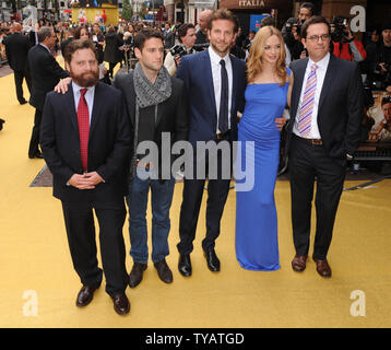 Amerikanische Schauspieler Zach Galifianakis, Justin Bartha, Bradley Cooper, Heather Graham, Ed Helms an der Premiere von 'Kater' im Empire, Leicester Square in London am 10. Juni 2009. (UPI Foto/Rune Hellestad) Stockfoto