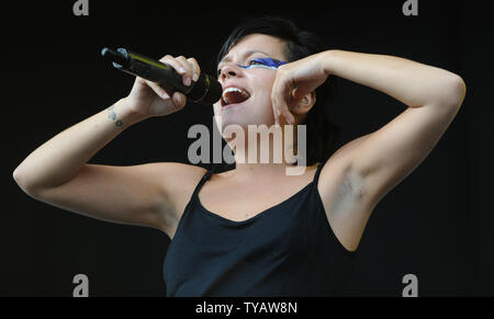 Die britische Sängerin Lily Allen führt auf dem V-Festival im Hylands Park in Chelmsford am 22. August 2009. UPI/Rune Hellestad Stockfoto