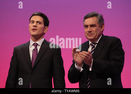 Der britische Premierminister Gordon Brown lobt seinen Außenminister David Miliband während der letzte Tag der Labour Party Konferenz 2009 in Brighton am Donnerstag, den 01. Oktober 2009. UPI/Hugo Philpott. Stockfoto