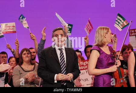 Der britische Premierminister Gordon Brown steht auf der Bühne mit Labour Party Mitglieder während der letzte Tag der Labour Party Konferenz 2009 in Brighton am Donnerstag, den 01. Oktober 2009. UPI/Hugo Philpott. Stockfoto