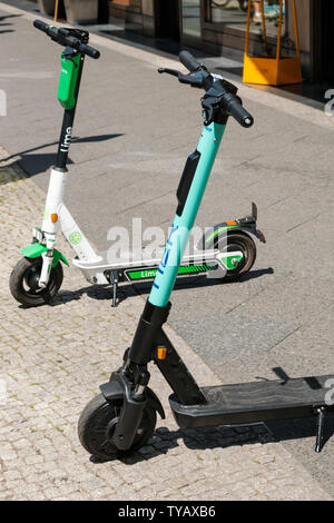 Berlin, Deutschland - Juni, 2019: Elektroroller, e-Scooter Escooter oder am Bürgersteig in Berlin, Deutschland Stockfoto