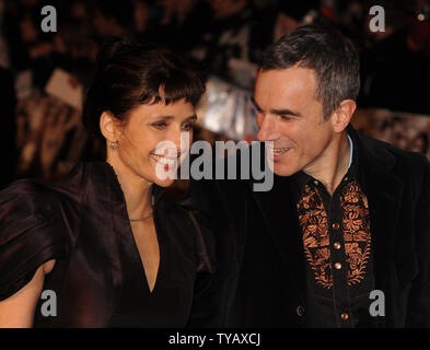Der amerikanische Regisseur Rebecca Miller und der britische Schauspieler Daniel Day-Lewis besuchen die Weltpremiere von "Neun" im Odeon, Leicester Square in London am 3. Dezember 2009. UPI/Rune Hellestad Stockfoto