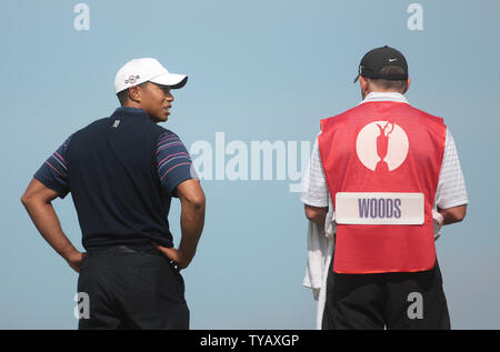 American Tiger Woods spricht mit seinem caddie Steve Williams am ersten Tag des 138. British Open Championship in Turnberry Donnerstag, 16. Juli 2009. (UPI Foto/Hugo Philpott) Stockfoto