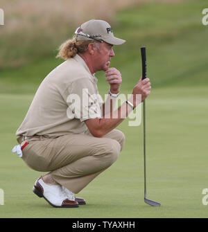 Der Spanier Miguel Angel Jimenez richtet einen Schlag auf dem 17 Loch am ersten Tag des 138. British Open Championship in Turnberry Donnerstag, 16. Juli 2009. (UPI Foto/Hugo Philpott) Stockfoto