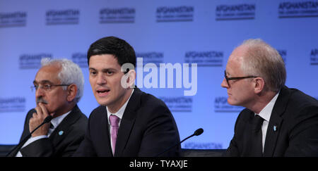 (L und R) Dr. Rangin Dadfar Spanta, Berater von Hamid Karzai, der britische Außenminister David Miliband und Sonderbeauftragten der Vereinten Nationen Kai Eide sprechen Sie mit der Drücken Sie am Ende der Londoner Konferenz über Afghanistan im Lancaster House in London am 28. Januar 2010. Die Außenminister aus über 70 Ländern nahmen an der Konferenz über die Zukunft des Friedens in Afghanistan mit Großbritanniens Premierminister Gordon Brown, UN-Generalsekretär Ban Ki-moon, und der afghanische Präsident Hamid Karsai Co-hosts. UPI/Hugo Philpott. Stockfoto