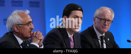 (L und R) Dr. Rangin Dadfar Spanta, Berater von Hamid Karzai, der britische Außenminister David Miliband und Sonderbeauftragten der Vereinten Nationen Kai Eide sprechen Sie mit der Drücken Sie am Ende der Londoner Konferenz über Afghanistan im Lancaster House in London am 28. Januar 2010. Die Außenminister aus über 70 Ländern nahmen an der Konferenz über die Zukunft des Friedens in Afghanistan mit Großbritanniens Premierminister Gordon Brown, UN-Generalsekretär Ban Ki-moon, und der afghanische Präsident Hamid Karsai Co-hosts. UPI/Hugo Philpott. Stockfoto