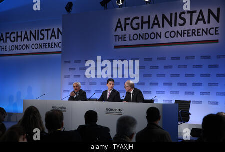 (L und R) Dr. Rangin Dadfar Spanta, Berater von Hamid Karzai, der britische Außenminister David Miliband und Sonderbeauftragten der Vereinten Nationen Kai Eide sprechen Sie mit der Drücken Sie am Ende der Londoner Konferenz über Afghanistan im Lancaster House in London am 28. Januar 2010. Die Außenminister aus über 70 Ländern nahmen an der Konferenz über die Zukunft des Friedens in Afghanistan mit Großbritanniens Premierminister Gordon Brown, UN-Generalsekretär Ban Ki-moon, und der afghanische Präsident Hamid Karsai Co-hosts. UPI/Hugo Philpott. Stockfoto