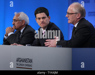 (L und R) Dr. Rangin Dadfar Spanta, Berater von Hamid Karzai, der britische Außenminister David Miliband und Sonderbeauftragten der Vereinten Nationen Kai Eide sprechen Sie mit der Drücken Sie am Ende der Londoner Konferenz über Afghanistan im Lancaster House in London am 28. Januar 2010. Die Außenminister aus über 70 Ländern nahmen an der Konferenz über die Zukunft des Friedens in Afghanistan mit Großbritanniens Premierminister Gordon Brown, UN-Generalsekretär Ban Ki-moon, und der afghanische Präsident Hamid Karsai Co-hosts. UPI/Hugo Philpott. Stockfoto