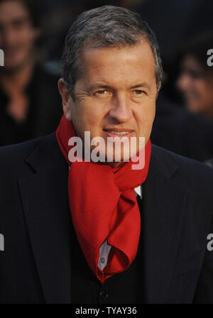 Peruanische Fotograf Mario Testino besucht "Burberry Prorsum" Modenschau im Chelsea College für Kunst und Design während der Fashion Week in London am 23. Februar 2010. UPI/Rune Hellestad Stockfoto