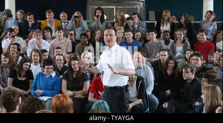 Der Konservativen Partei David Cameron spricht mit Studenten, als er seine Idee der 'startet die große Gesellschaft" bei Varndean College am 19. April in Brighton, England 2010. Das Vereinigte Königreich allgemeine Wahlen werden am 6. Mai 2010 statt. UPI/Hugo Philpott Stockfoto