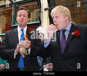 Konservative Parteichef David Cameron und der Bürgermeister von London Boris Johnson feiern St. Georges Tag während der Kampagne Spur am Leadenhall Market am 23. April 2010 in London, England. UPI/Hugo Philpott Stockfoto