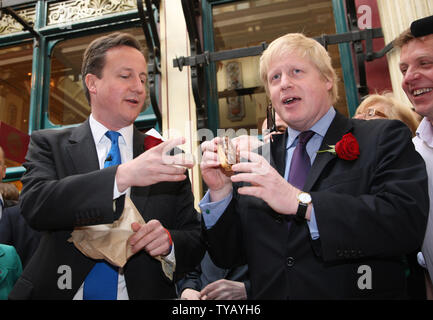 Konservative Parteichef David Cameron und der Bürgermeister von London Boris Johnson feiern St. Georges Tag während der Kampagne Spur am Leadenhall Market am 23. April 2010 in London, England. UPI/Hugo Philpott Stockfoto