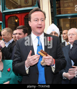 Konservative Parteichef David Cameron und der Bürgermeister von London Boris Johnson (nicht abgebildet) feiern St. Georges Tag während der Kampagne Spur am Leadenhall Market am 23. April 2010 in London, England. UPI/Hugo Philpott Stockfoto