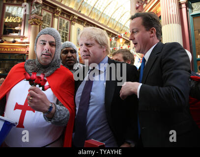 Der Konservativen Partei David Cameron (R) und der Londoner Bürgermeister Boris Johnson (C) feiern St. Georges Tag, während auf der Campaign Trail in Leadenhall Market am 23. April 2010 in London, England. UPI/Hugo Philpott Stockfoto