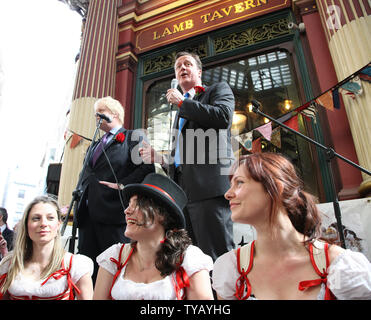 Der Konservativen Partei David Cameron (R) und der Londoner Bürgermeister Boris Johnson sprechen bei einer Feier der St. Georges Tag, während auf der Campaign Trail in Leadenhall Market am 23. April 2010 in London, England. UPI/Hugo Philpott Stockfoto