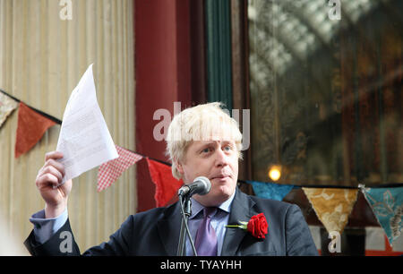 Der Londoner Bürgermeister Boris Johnson spricht bei einer Feier von St. Georges Tag, während auf der Campaign Trail in Leadenhall Market am 23. April 2010 in London, England. UPI/Hugo Philpott Stockfoto