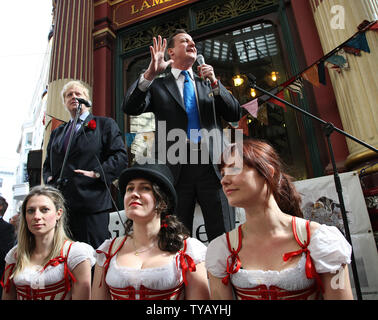 Der Konservativen Partei David Cameron (R) und der Londoner Bürgermeister Boris Johnson sprechen bei einer Feier der St. Georges Tag, während auf der Campaign Trail in Leadenhall Market am 23. April 2010 in London, England. UPI/Hugo Philpott Stockfoto