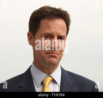 Liberaldemokraten Nick Clegg spricht zu den Medien während der Kampagne Spur an der Southampton General Hospital am 27. April 2010 in London, England. UPI/Hugo Philpott Stockfoto