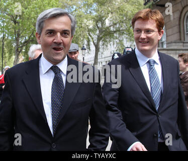 Liberaler Demokrat Home Secretary Chris Huhne (L) und Chefunterhändler Danny Alexander (R) lassen Sie das Kabinett Büros nach dem Versuch, ein Abkommen mit der Konservativen Partei zu schlagen und bilden eine Koalition in London am 10. Mai 2010 London, England. Chef der Konservativen David Cameron ist Konferenz seiner Partei Mitglieder heute für einen Showdown. UPI/Hugo Philpott Stockfoto