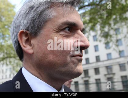 Liberaler Demokrat Home Secretary Chris Huhne verlässt das Kabinett Büros nach dem Versuch, ein Abkommen mit der Konservativen Partei zu schlagen und bilden eine Koalition in London am 10. Mai 2010 London, England. Chef der Konservativen David Cameron ist Konferenz seiner Partei Mitglieder heute für einen Showdown. UPI/Hugo Philpott Stockfoto