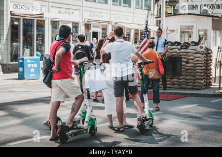 Berlin, Deutschland - Juni, 2019: Touristische Gruppe reiten Elektroroller, e-Scooter Escooter oder auf der Straße in Berlin, Deutschland Stockfoto