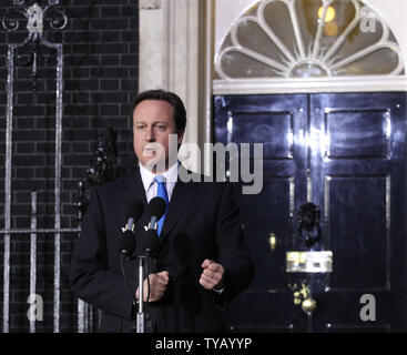 David Cameron spricht zu den Medien außerhalb Nr. 10 Downing Street, nachdem er der britische Premierminister Gordon Brown nach Rücktritt am Abend in London am 10. Mai 2010. Der Konservativen wird das Land in einer Koalition mit den Liberalen Demokraten ausgeführt werden. UPI/Hugo Philpott Stockfoto