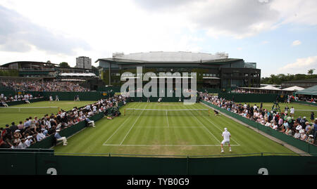 Eine allgemeine Ansicht des Center Court am ersten Tag der Wimbledon Championships in Wimbledon am 21. Juni 2010. UPI/Hugo Philpott Stockfoto
