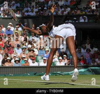 American Venus Williams gibt den Ball in ihrem Match gegen Ekaterina Makarova am dritten Tag der Wimbledon Championships in Wimbledon am 23. Juni 2010. UPI/Hugo Philpott Stockfoto