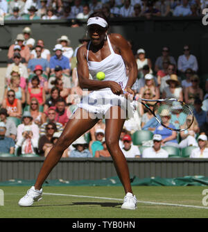 American Venus Williams gibt den Ball in ihrem Match gegen Ekaterina Makarova am dritten Tag der Wimbledon Championships in Wimbledon am 23. Juni 2010. UPI/Hugo Philpott Stockfoto