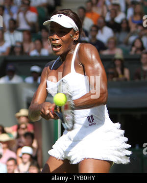 American Venus Williams gibt den Ball in ihrem Match gegen Ekaterina Makarova am dritten Tag der Wimbledon Championships in Wimbledon am 23. Juni 2010. UPI/Hugo Philpott Stockfoto