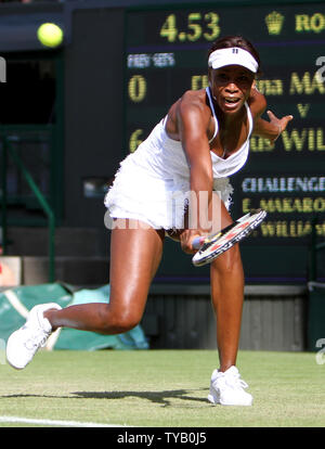 American Venus Williams kehrt in die Kugel gegen Ekaterina Makarova am dritten Tag der Wimbledon Championships in Wimbledon am 23. Juni 2010. Williams beat Makarova 6-0, 6-4. UPI/Hugo Philpott Stockfoto