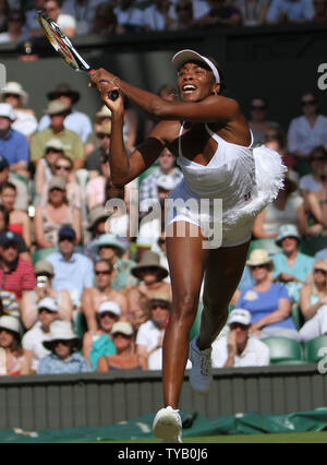 American Venus Williams kehrt in die Kugel gegen Ekaterina Makarova am dritten Tag der Wimbledon Championships in Wimbledon am 23. Juni 2010. Williams beat Makarova 6-0, 6-4. UPI/Hugo Philpott Stockfoto