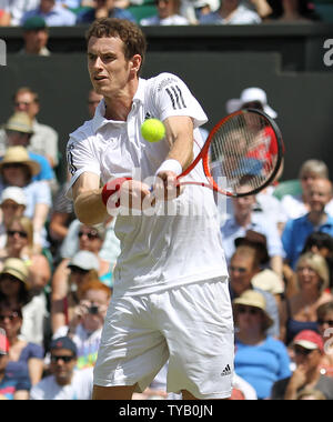 Großbritanniens Andy Murray spielt eine Rückhand in seinem Match mit der Finnischen Jarrko Nieminen, am vierten Tag der Wimbledon Championships in Wimbledon am Donnerstag, den 24. Juni 2010. . UPI/Hugo Philpott Stockfoto