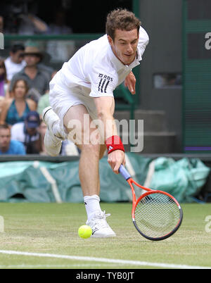 Großbritanniens Andy Murray erstreckt sich über die Kugel in seinem Match mit der Finnischen Jarrko Nieminen, am vierten Tag der Wimbledon Championships in Wimbledon am Donnerstag, den 24. Juni 2010. . UPI/Hugo Philpott Stockfoto