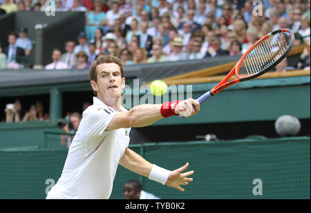 Großbritanniens Andy Murray spielt eine Rückhand in seinem Match mit der Finnischen Jarrko Nieminen, am vierten Tag der Wimbledon Championships in Wimbledon am Donnerstag, den 24. Juni 2010. . UPI/Hugo Philpott Stockfoto