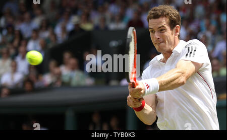 Großbritanniens Andy Murray spielt eine Rückhand in seinem Match mit der Finnischen Jarrko Nieminen, am vierten Tag der Wimbledon Championships in Wimbledon am Donnerstag, den 24. Juni 2010. . UPI/Hugo Philpott Stockfoto