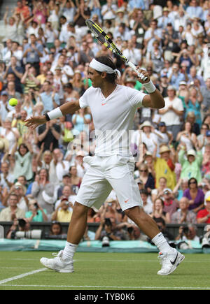 Der Spanier Rafael Nadal feiert seinen Gewinn in seinem Match mit Nederland Robin Haase am vierten Tag der Wimbledon Championships in Wimbledon am Donnerstag, den 24. Juni 2010. UPI/Hugo Philpott Stockfoto