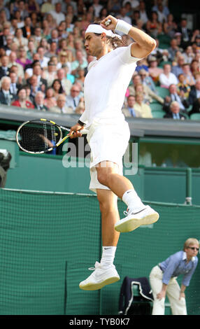 Der Spanier Rafael Nadal Sprünge in der Luft während seinem Match mit Nederland Robin Haase am vierten Tag der Wimbledon Championships in Wimbledon am Donnerstag, den 24. Juni 2010. UPI/Hugo Philpott Stockfoto