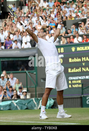 Der Spanier Rafael Nadal feiert seinen Gewinn in seinem Match mit Nederland Robin Haase am vierten Tag der Wimbledon Championships in Wimbledon am Donnerstag, den 24. Juni 2010. UPI/Hugo Philpott Stockfoto