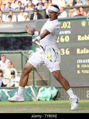 Der Spanier Rafael Nadal spielt eine Vorhand in seinem Match mit Nederland Robin Haase am vierten Tag der Wimbledon Championships in Wimbledon am Donnerstag, den 24. Juni 2010. UPI/Hugo Philpott Stockfoto