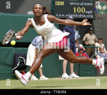 Amerikanische Serena Williams spielt eine laufende Vorhand in ihr Match mit Dominka Cibulkova am sechsten Tag der Wimbledon Championships in Wimbledon am 26. Juni 2010. Williams beat Cibulkova 6-0, 7-5. UPI/Hugo Philpott Stockfoto