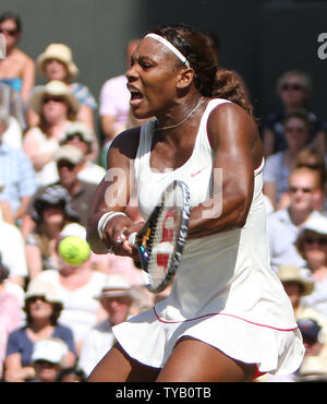 Amerikanische Serena Williams spielt eine Rückhand in ihrer Übereinstimmung mit der Russin Maria Sharapova am siebten Tag der Wimbledon Championships in Wimbledon am 28. Juni 2010. UPI/Hugo Philpott Stockfoto