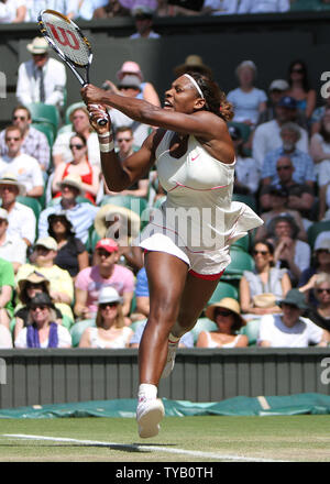 Amerikanische Serena Williams spielt eine Rückhand in ihrer Übereinstimmung mit der Russin Maria Sharapova am siebten Tag der Wimbledon Championships in Wimbledon am 28. Juni 2010. UPI/Hugo Philpott Stockfoto