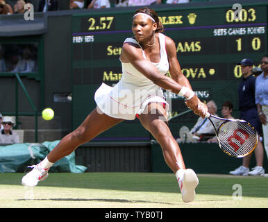 Amerikanische Serena Williams spielt eine Rückhand in ihrer Übereinstimmung mit der Russin Maria Sharapova am siebten Tag der Wimbledon Championships in Wimbledon am 28. Juni 2010. UPI/Hugo Philpott Stockfoto