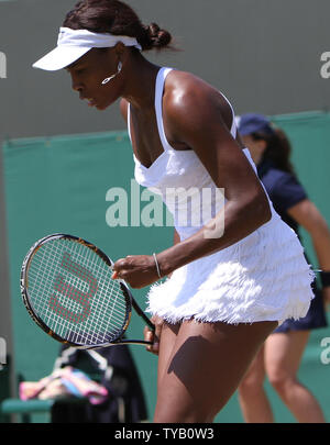 Amerivcan Venus Williams feiert einen Punkt in ihrer Übereinstimmung mit der Australischen Jamila Groth am siebten Tag der Wimbledon Championships in Wimbledon am 28. Juni 2010. Williams beat Groth 6-4, 7-6. UPI/Hugo Philpott Stockfoto