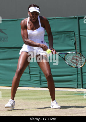 American Venus Williams spielt eine Rückhand in ihrer Übereinstimmung mit der Australischen Jamila Groth am siebten Tag der Wimbledon Championships in Wimbledon am 28. Juni 2010. Williams beat Groth 6-4, 7-6. UPI/Hugo Philpott Stockfoto