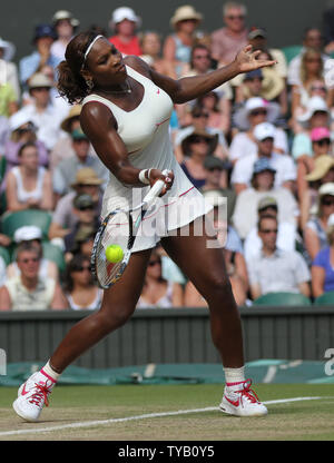 Amerikanische Serena Williams spielt eine Vorhand in Ihrem Gesamtwettbewerbs Sieg über Chinas Na Li an der Wimbledon Championships in Wimbledon am 29. Juni 2010. Williams schlagen Li 7-5, 6-3. UPI/Hugo Philpott Stockfoto